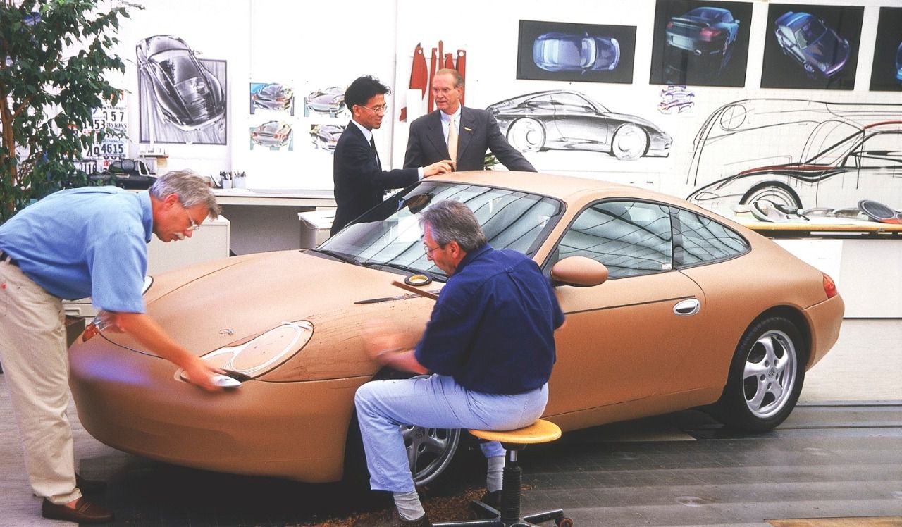Pinky Lai en el proceso de desarrollo del modelo en arcilla del Porsche 911