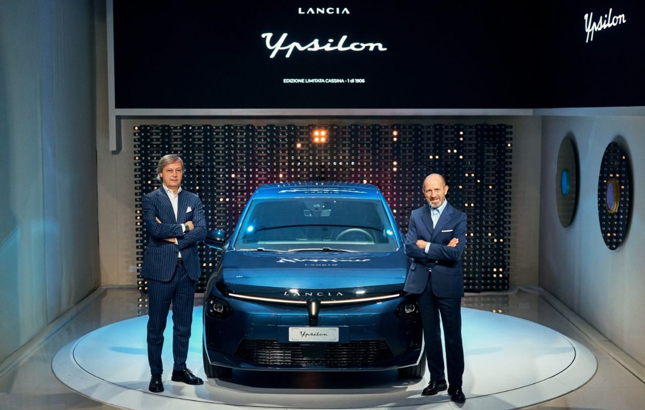 Presentación del modelo Lancia Ypsilon en Milán por Luca Napolitano y Luca Fuso