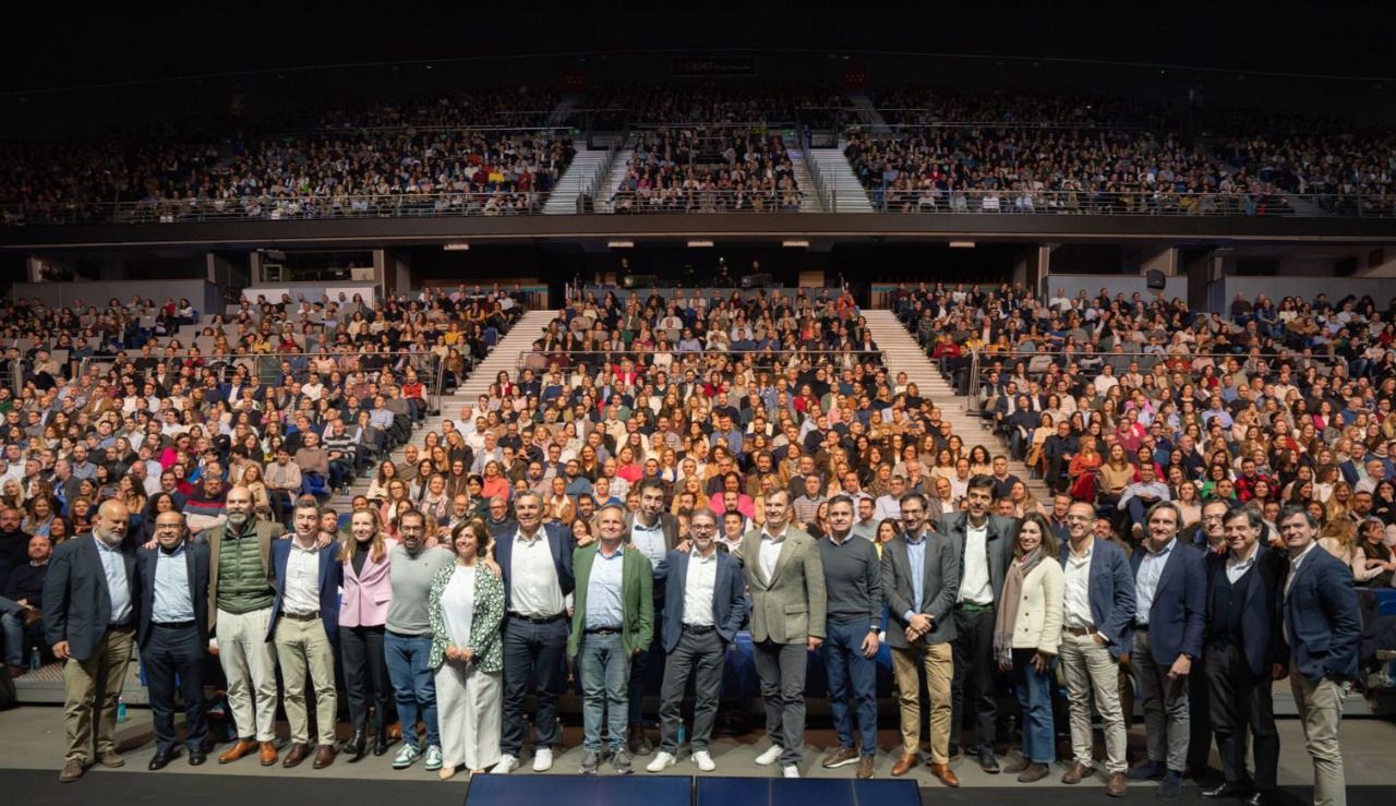 Plantilla de MásOrange con el equipo directivo al frente