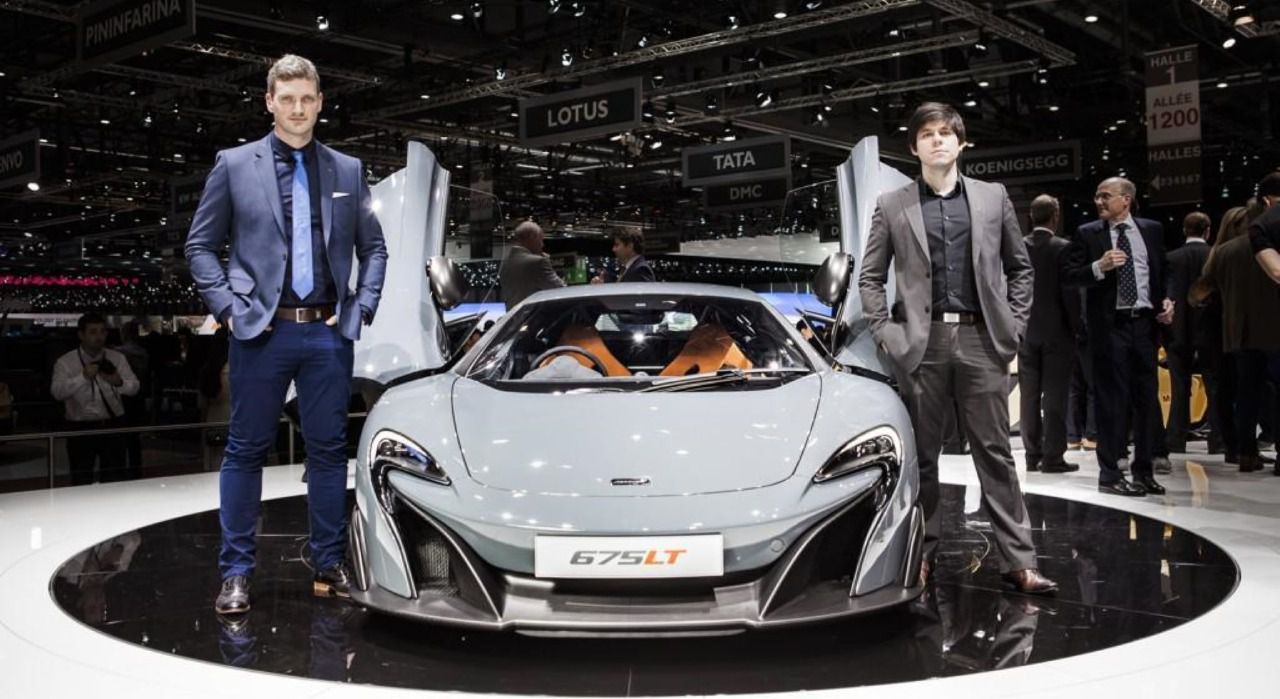 Los diseñadores Robert Melville y Esteban Palazzo junto al modelo especial McLaren 675LT