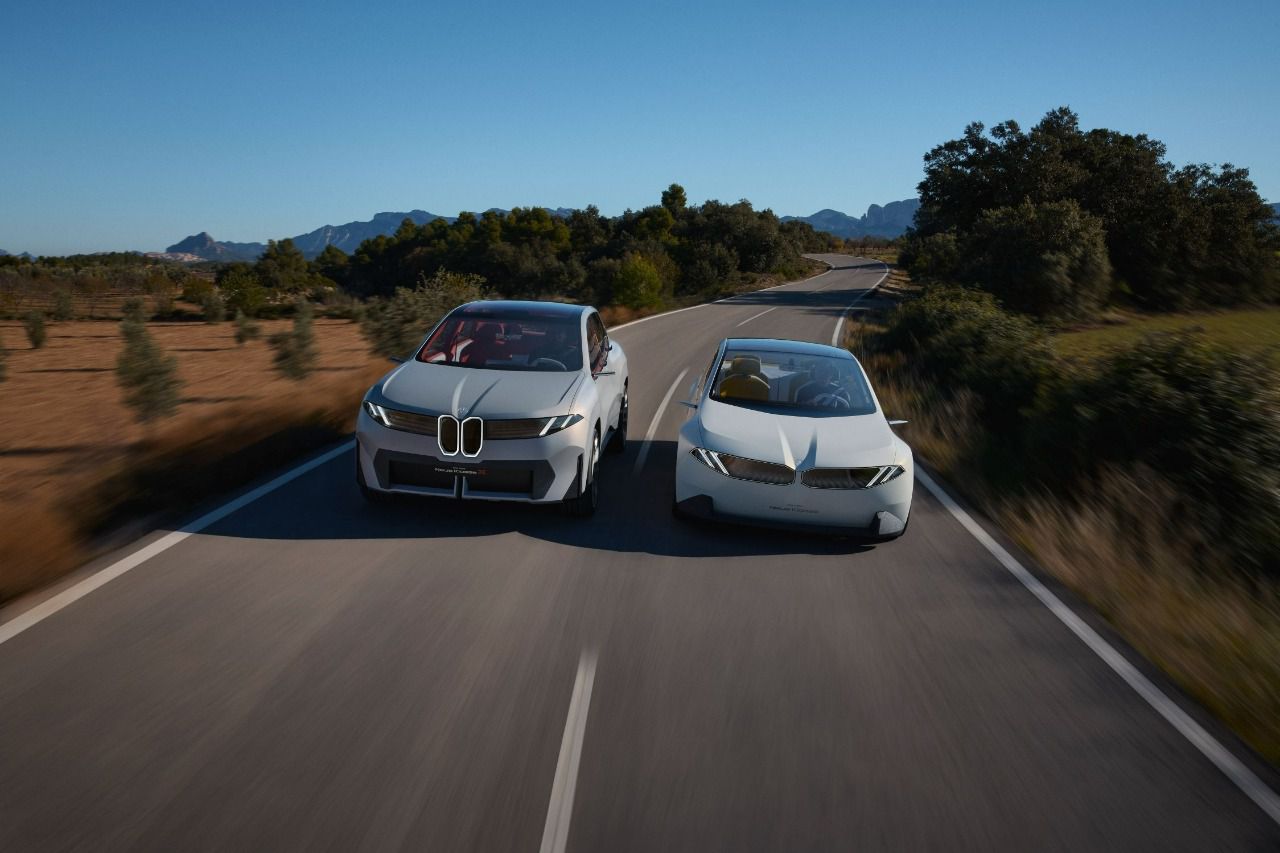 BMW Vision Neue Klasse X junto con el Neue Klasse normal