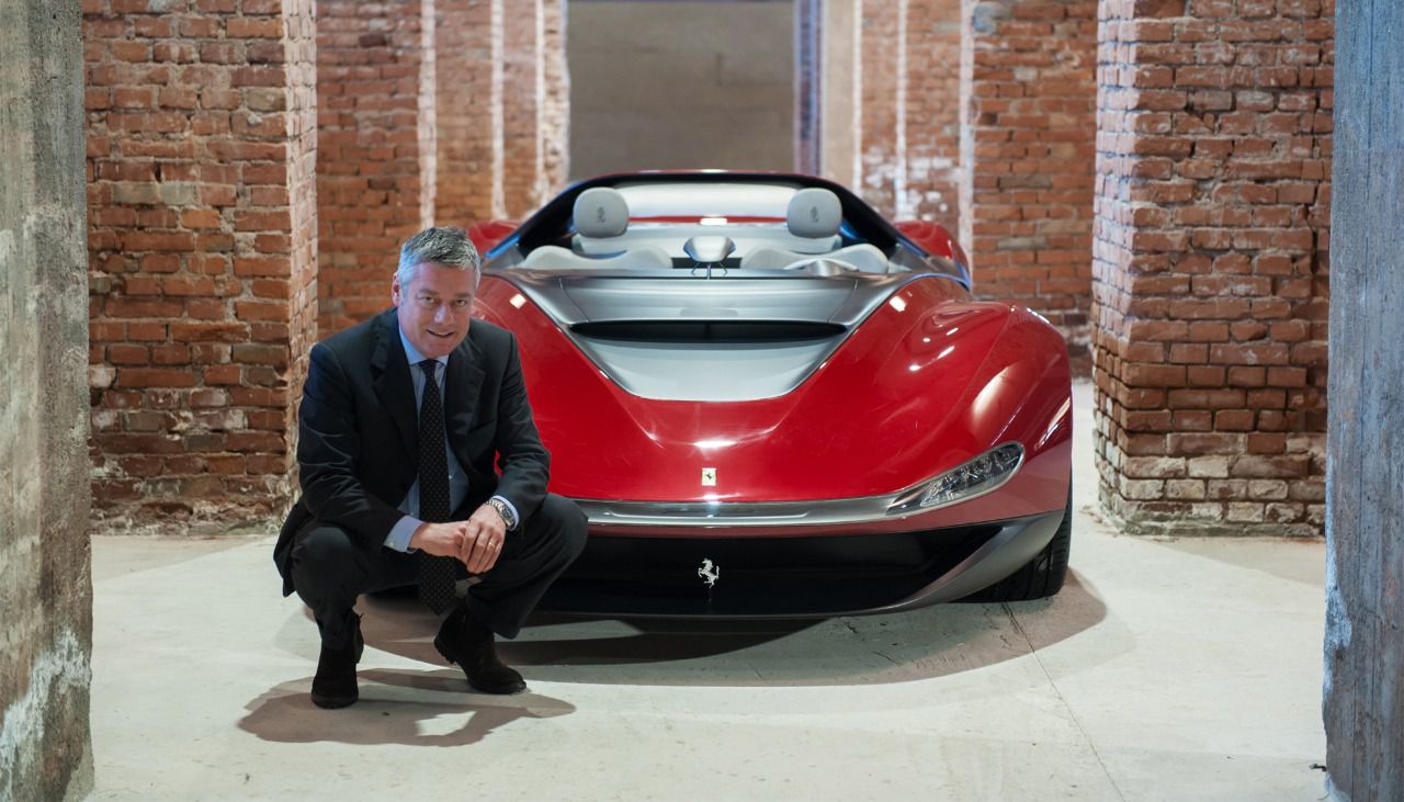 Paolo Pininfarina junto al prototipo Pininfarina Sergio en homenaje a su padre