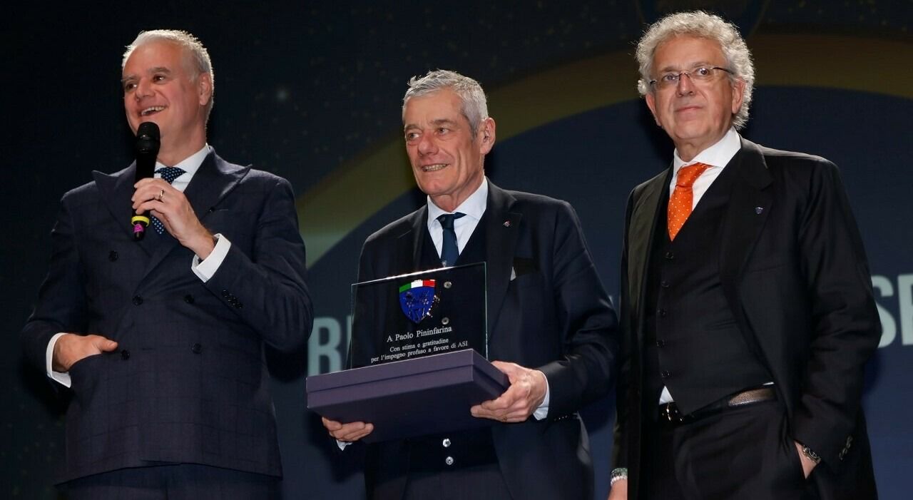 Paolo Pininfarina recibiendo el galardón por su exitosa trayectoria laboral en la industria del diseño