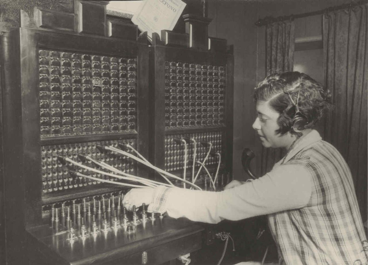La telefonista Rosa Abril haciendo su trabajo en el año 1933