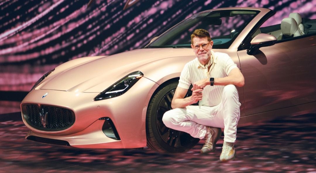 El Jefe de Diseño de Maserati Klaus Busse junto al modelo GranCabrio Folgore