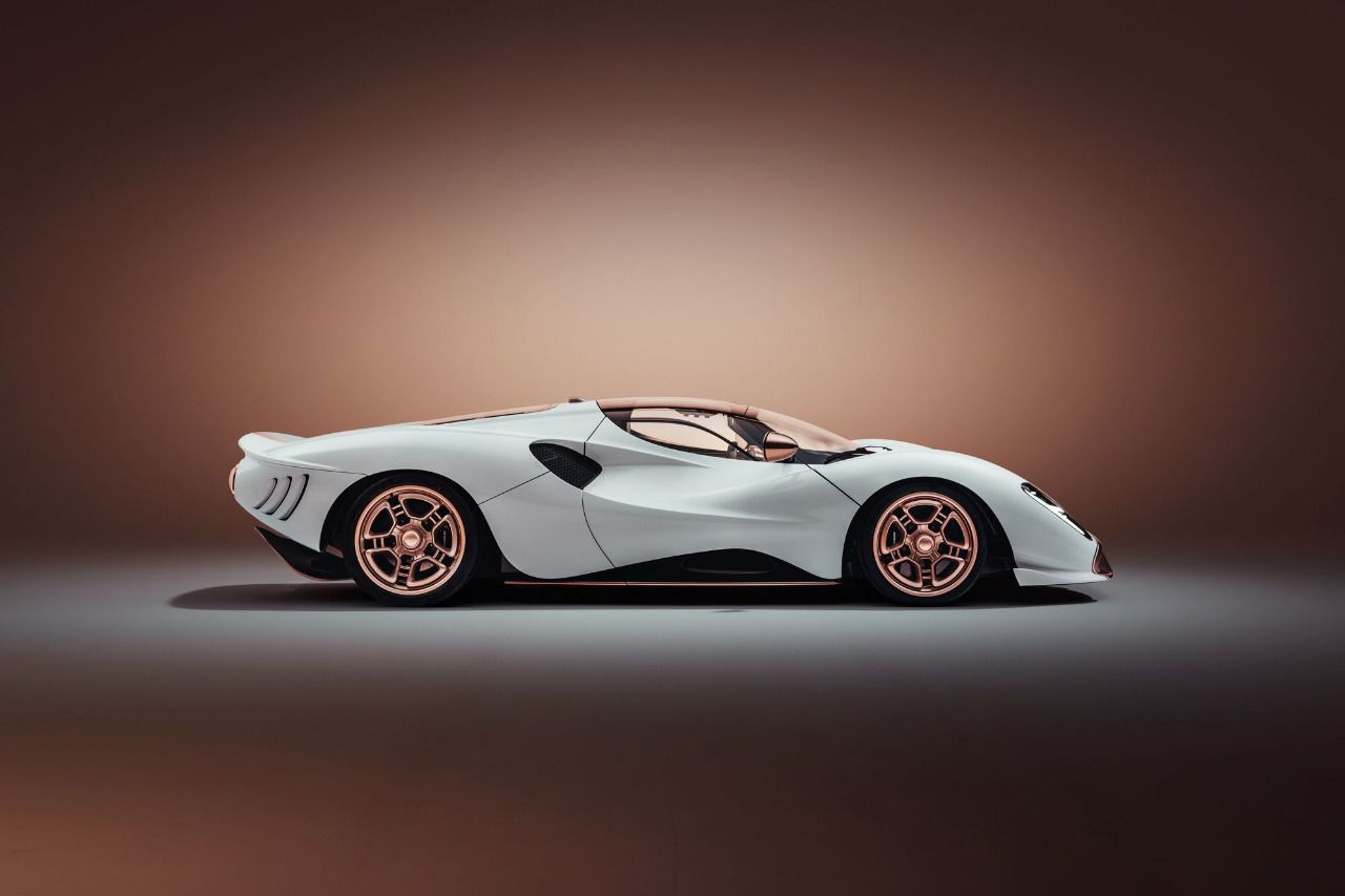 Vista lateral del modelo de producción del De Tomaso P72