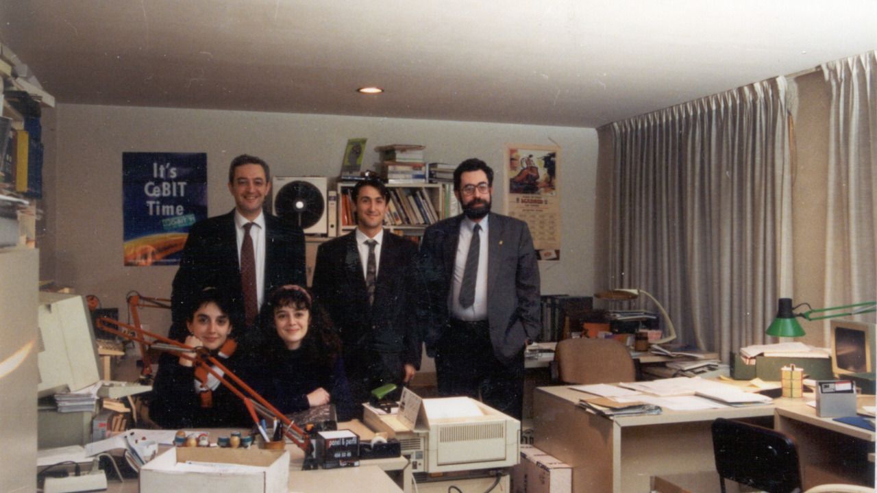 Antonio García Marcos, presidente de Teldat, junto a un grupo de empleados en los primeros años de la compañía