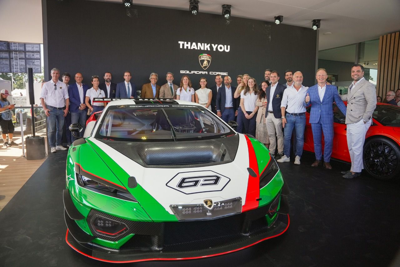 Todo el equipo de Lamborghini junto al Temerario GT3 (Autor: Alvaro Muro)