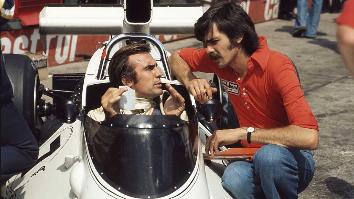 Murray hablando con Carlos Reutemann en el Brabham-Cosworth BT44 de 1974