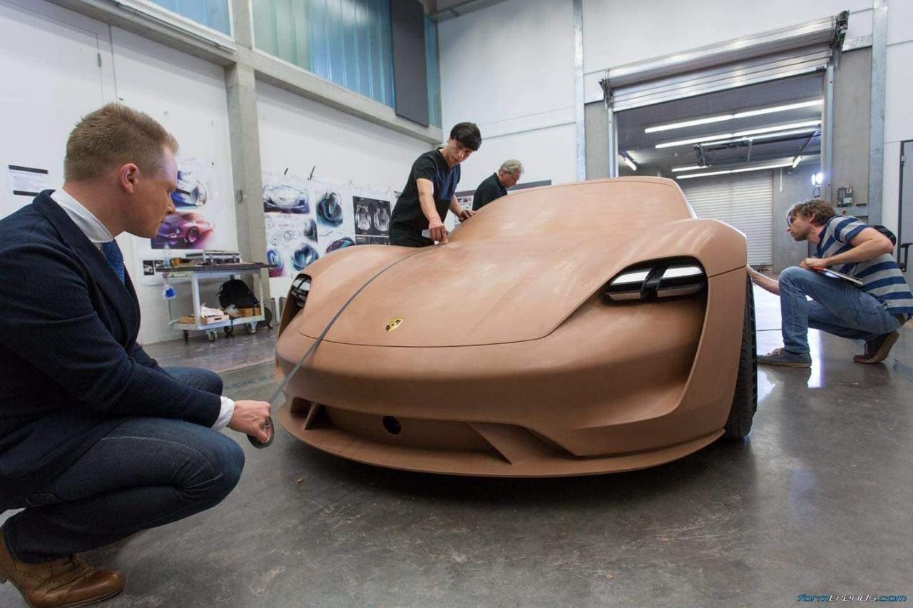 Mitja Borkert junto a un modelo del Porsche Taycan en arcilla