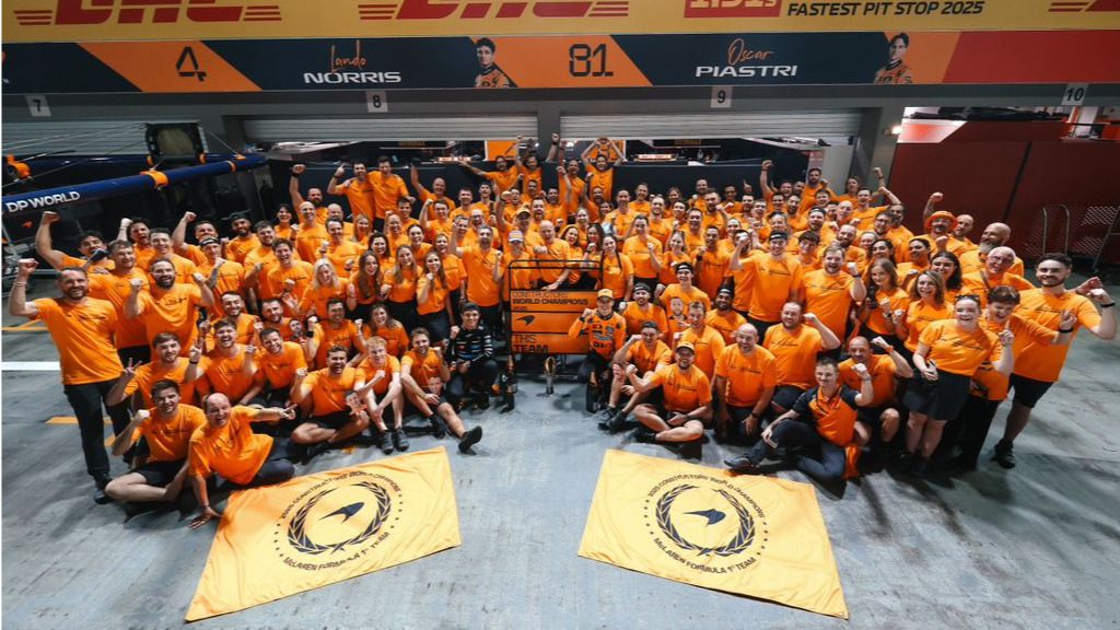 El equipo celebra el título tras el GP de Singapur junto a Lando Norris, Oscar Piastri y los directivos de la escudería