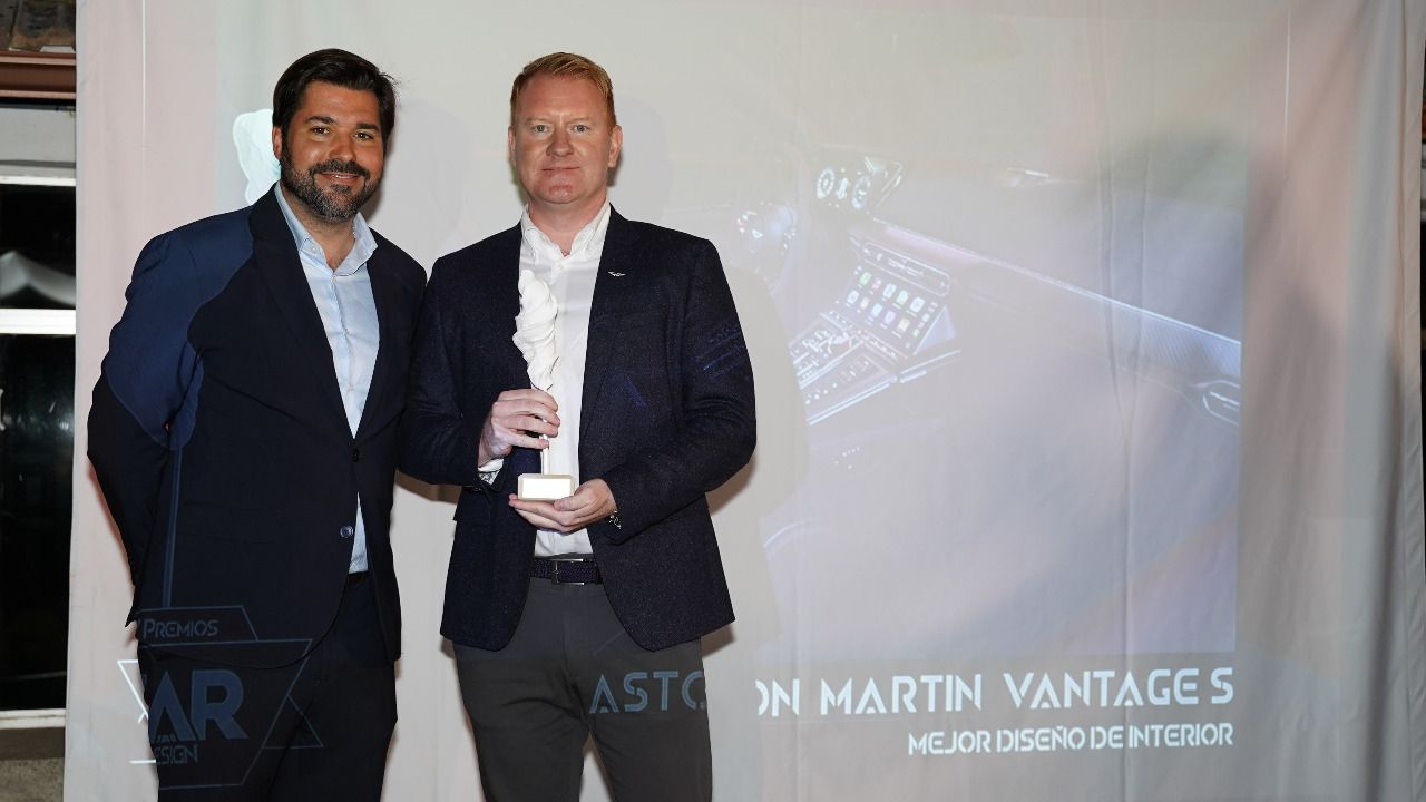 Ignacio Santana (Ayuntamiento de Pozuelo de Alarcón) y Dan Connell (Aston Martin)