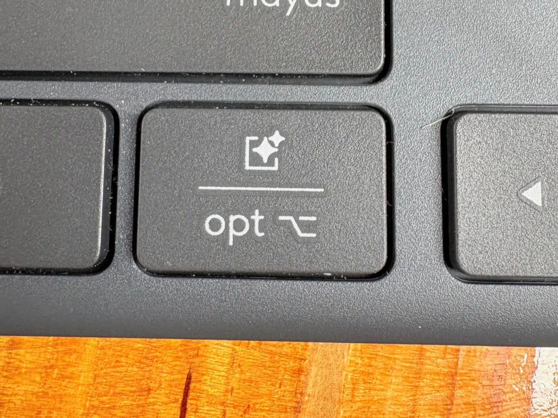 El teclado cuenta con una tecla especial para el asistente de IA