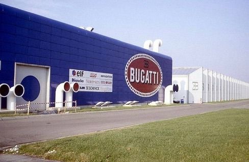 La icónica Fabbrica Blu de Bugatti Automobili S.p.A. en Campogilliano, Italia en los años 90