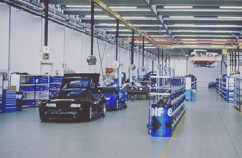 La icónica Fabbrica Blu de Bugatti Automobili S.p.A. en Campogilliano, Italia en los años 90