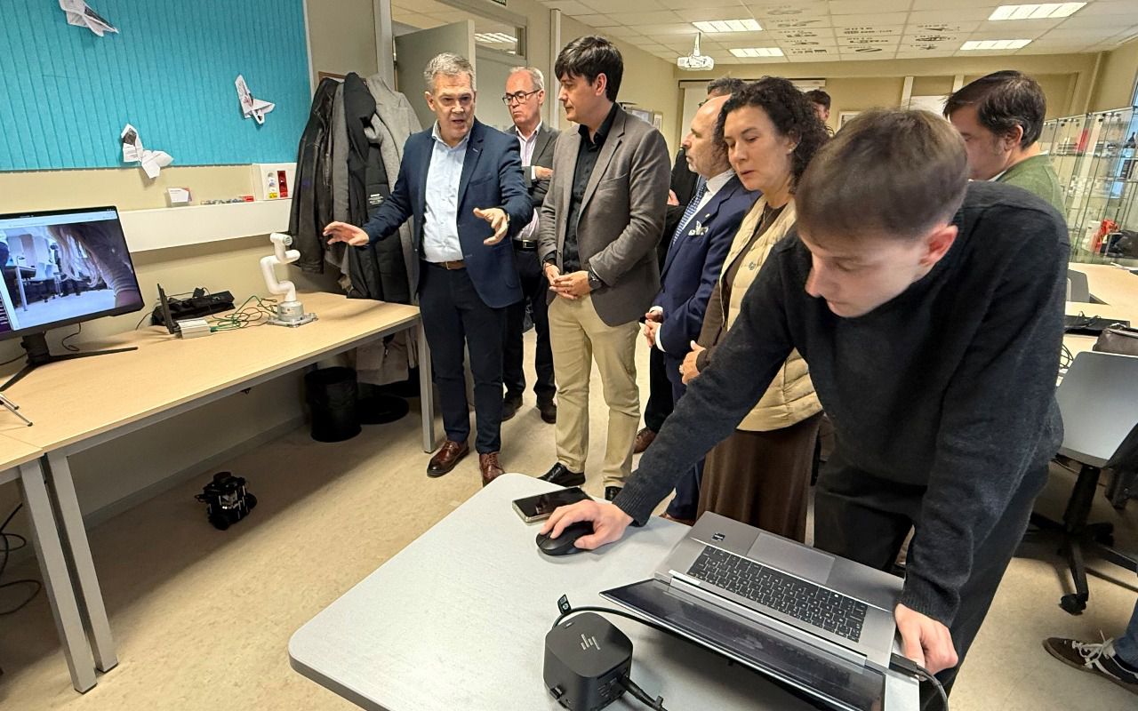 El consejero de Ciencia, Industria y Empleo, Borja Sánchez, y rector Ignacio Villaverde han visitado el laboratorio 5G