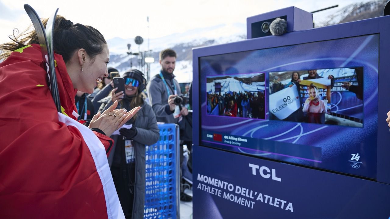 La atleta Eileen Gu tras ganar la medalla de plata en Slopestyle en los JJOO de Invierno 2026