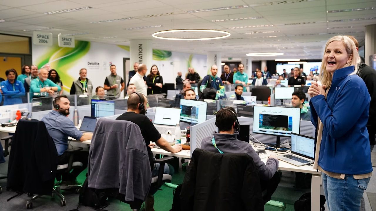 Kirsty Coventry, presidenta del COI, visita el Technology Operations Center de los Juegos Olímpicos de Invierno de 2026