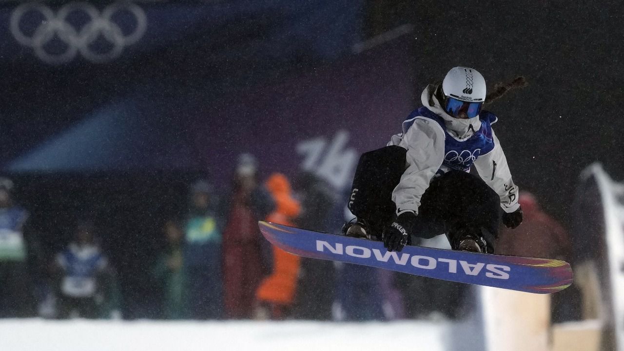 La atleta Nora Cornell durante una prueba de snowboard Slopestyle en los Juegos Olímpicos Milano Cortina 2026