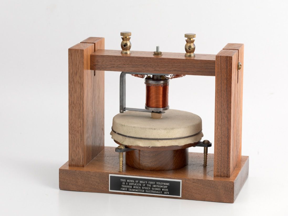 Reproducción del teléfono diseñador por Graham Bell