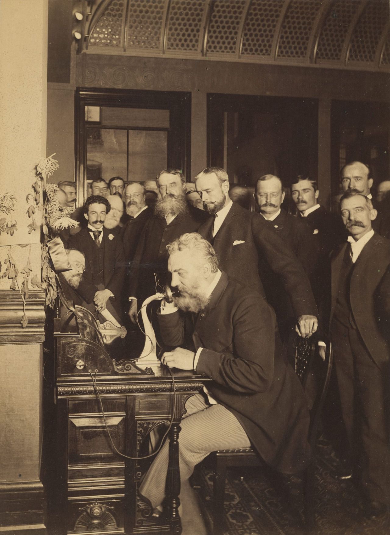 Bell en la apertura de la línea de larga distancia desde Nueva York a Chicago en 1892. (Autor: E. J. Holmes - National Portrait Gallery)