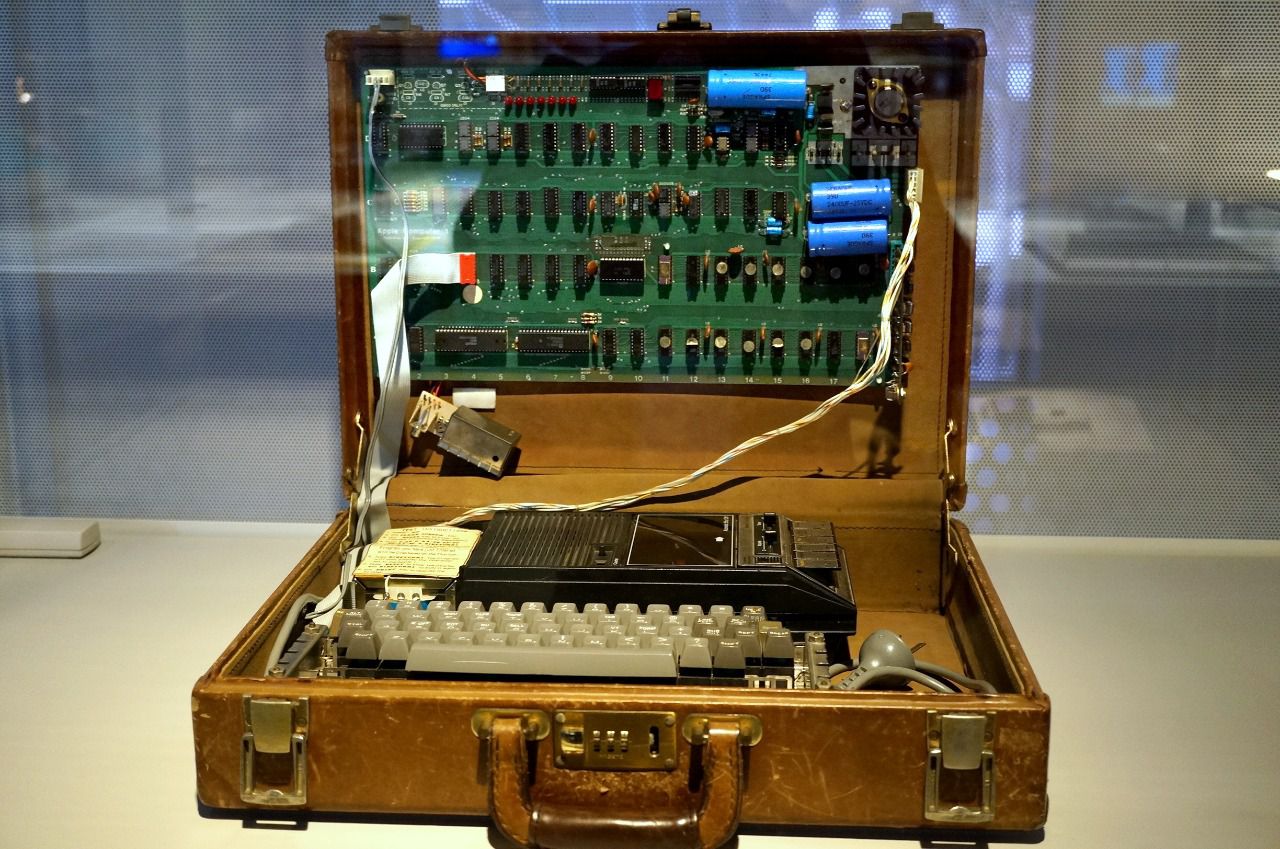 Ordenador Apple 1 original de 1976 en un maletín