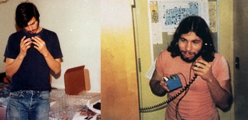 Steve Jobs y Steve Wozniak trabajando en la caja azul