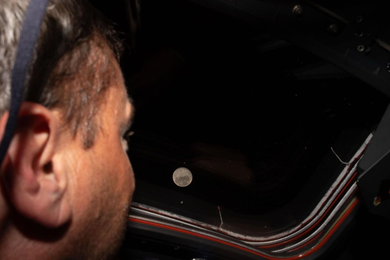 El comandante de la misión Artemis II y astronauta de la NASA Reid Wiseman contempla la Luna desde una de las ventanas principales de la cabina de la nave espacial Orión, antes del sobrevuelo lunar de la tripulación el 6 de abril de 2026