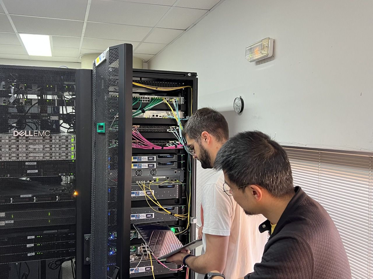 investigadores del grupo Mobilenet trabajando con equipamiento de PANDORA en la red 6G OPENRAN, en la E.T.S de Ingeniería de Telecomunicación de la Universidad de Málaga