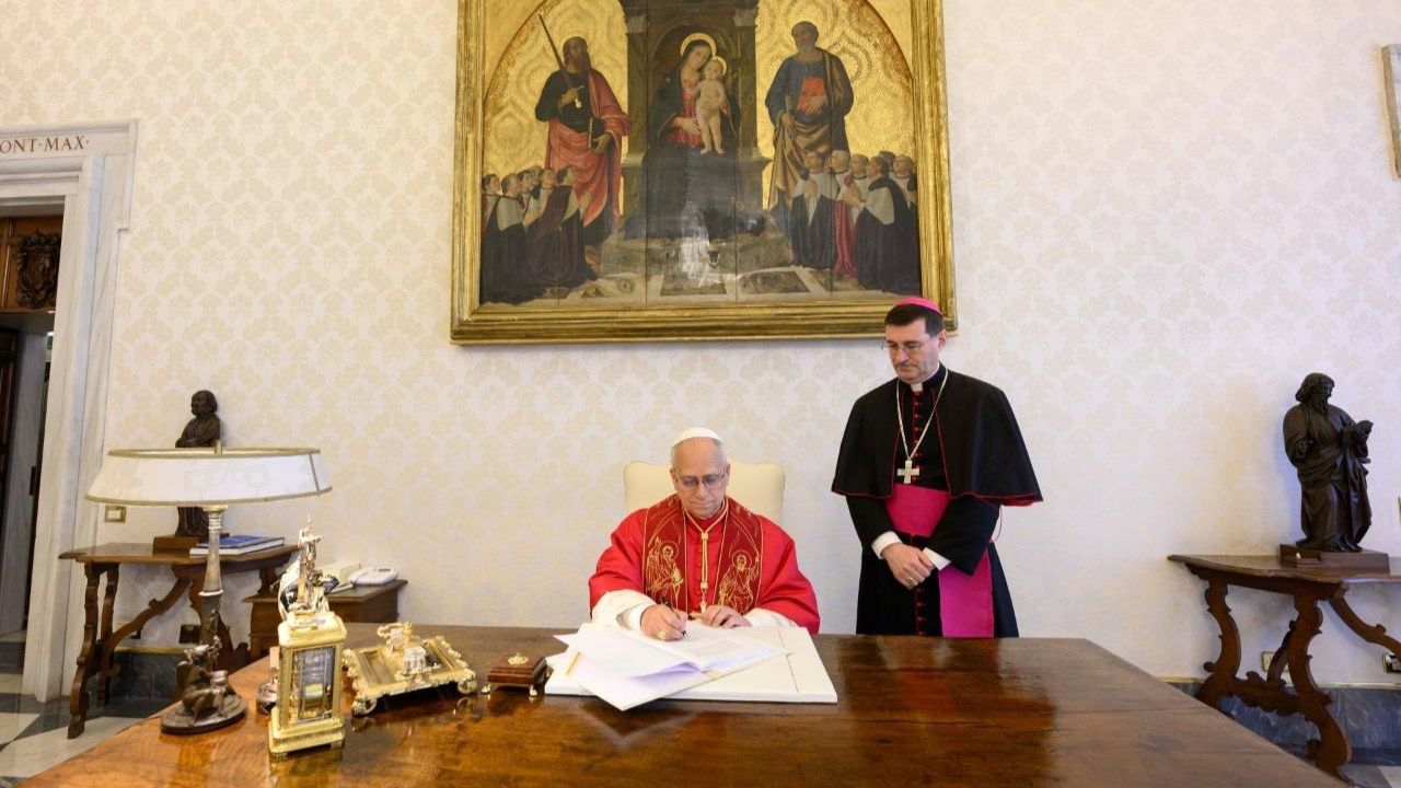 El Papa León XIV firma para la encíclica 'Magnifica Humanitas'