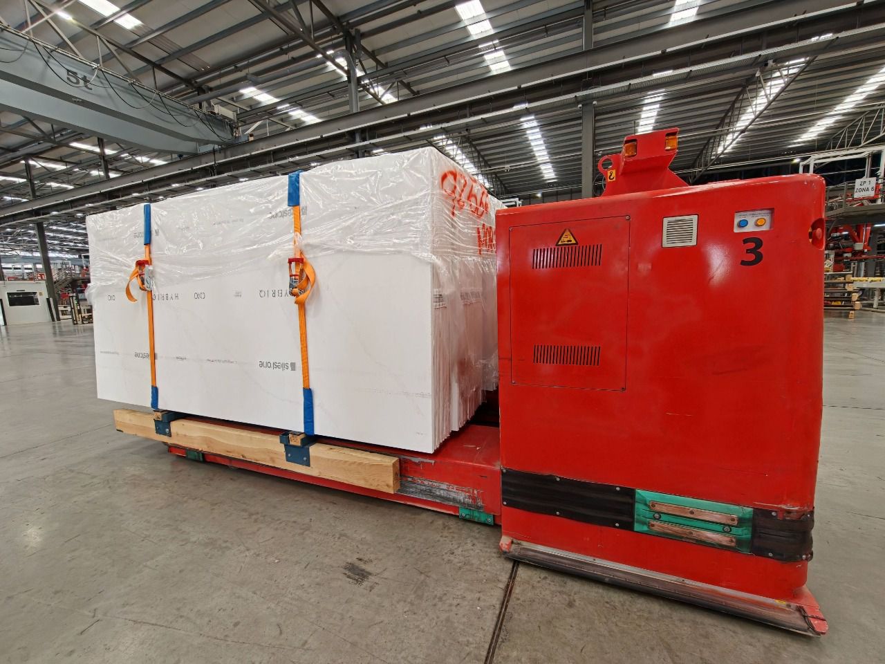 Cosentino tiene prácticamente todo el transporte de mercancías interno de sus fábricas automatizado a través de grandes máquinas que cargan, transportan y descargan