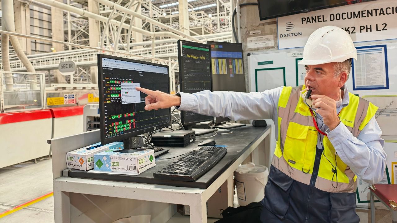 Ángel Madariaga Álvarez, vicepresidente de Ingeniería y Proyectos de Cosentino explicando la automatización de los procesos en la fábrica