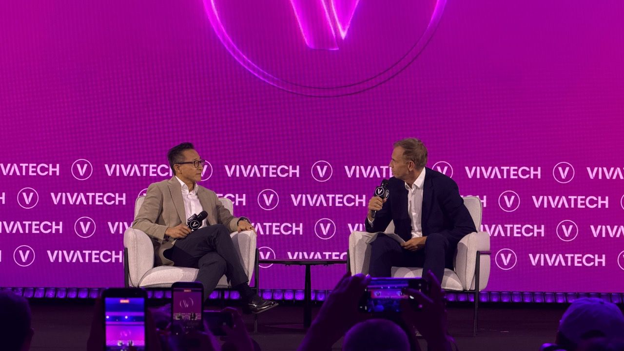 De izquierda a derecha, Joe tsai, cofundador de Alibaba y Christophe Jakubyszyn, Director Editorial en The Echos