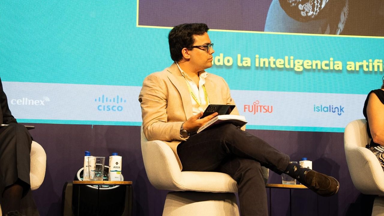 Alfonso de Castañeda, director de Zonamovilidad.es, durante la mesa redonda en DigitalES Summit 2026