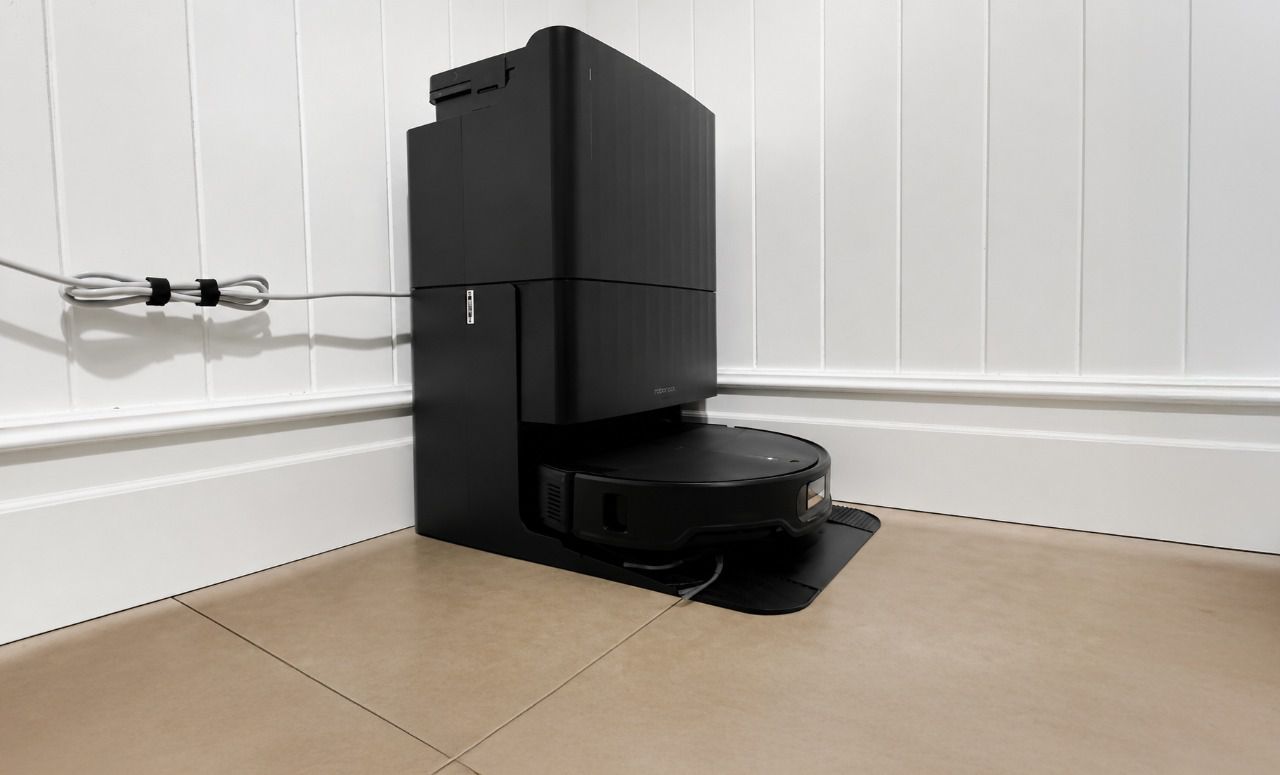 Robot aspirador Roborock Qrevo Edge2 junto con sus depositos (Autor: Álvaro Muro)