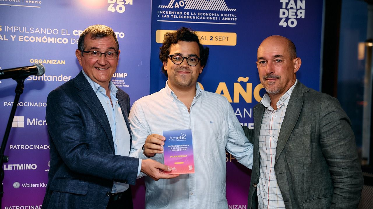 Alfonso de Castañeda, director de Zonamovilidad.es, ha recogido el galardón en nombre de Pilar Bernat